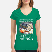 Load image into Gallery viewer, Mai Sottovalutare Una Vecchia Signore Che Ama Leggere Ed E Nata In Giugno Trending Ladies V-Neck