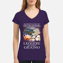 Load image into Gallery viewer, Mai Sottovalutare Una Vecchia Signore Che Ama Leggere Ed E Nata In Giugno Trending Ladies V-Neck