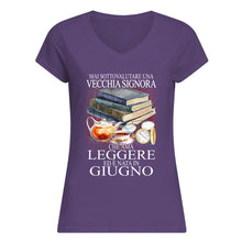 Load image into Gallery viewer, Mai Sottovalutare Una Vecchia Signore Che Ama Leggere Ed E Nata In Giugno Trending Ladies V-Neck