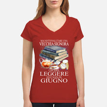Load image into Gallery viewer, Mai Sottovalutare Una Vecchia Signore Che Ama Leggere Ed E Nata In Giugno Trending Ladies V-Neck