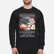 Load image into Gallery viewer, Mai Sottovalutare Una Vecchia Signore Che Ama Leggere Ed E Nata In Giugno Trending Sweatshirt