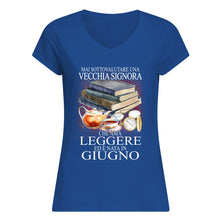 Load image into Gallery viewer, Mai Sottovalutare Una Vecchia Signore Che Ama Leggere Ed E Nata In Giugno Trending Ladies V-Neck