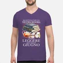 Load image into Gallery viewer, Mai Sottovalutare Una Vecchia Signore Che Ama Leggere Ed E Nata In Giugno Trending Guys V-Neck