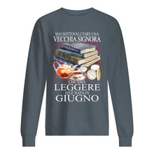 Load image into Gallery viewer, Mai Sottovalutare Una Vecchia Signore Che Ama Leggere Ed E Nata In Giugno Trending Sweatshirt