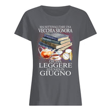 Load image into Gallery viewer, Mai Sottovalutare Una Vecchia Signore Che Ama Leggere Ed E Nata In Giugno Trending Ladies Tee