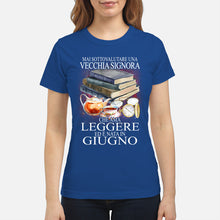 Load image into Gallery viewer, Mai Sottovalutare Una Vecchia Signore Che Ama Leggere Ed E Nata In Giugno Trending Ladies Tee