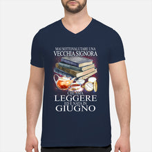Load image into Gallery viewer, Mai Sottovalutare Una Vecchia Signore Che Ama Leggere Ed E Nata In Giugno Trending Guys V-Neck