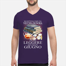 Load image into Gallery viewer, Mai Sottovalutare Una Vecchia Signore Che Ama Leggere Ed E Nata In Giugno Trending Guys V-Neck