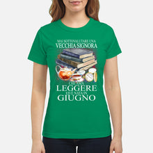 Load image into Gallery viewer, Mai Sottovalutare Una Vecchia Signore Che Ama Leggere Ed E Nata In Giugno Trending Ladies Tee