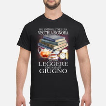Load image into Gallery viewer, Mai Sottovalutare Una Vecchia Signore Che Ama Leggere Ed E Nata In Giugno Trending Guys Tee