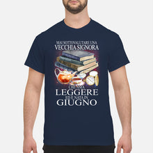 Load image into Gallery viewer, Mai Sottovalutare Una Vecchia Signore Che Ama Leggere Ed E Nata In Giugno Trending Guys Tee