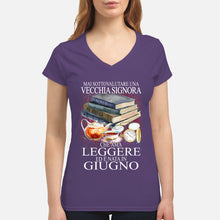 Load image into Gallery viewer, Mai Sottovalutare Una Vecchia Signore Che Ama Leggere Ed E Nata In Giugno Trending Ladies V-Neck
