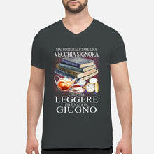 Load image into Gallery viewer, Mai Sottovalutare Una Vecchia Signore Che Ama Leggere Ed E Nata In Giugno Trending Guys V-Neck