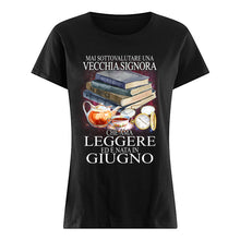 Load image into Gallery viewer, Mai Sottovalutare Una Vecchia Signore Che Ama Leggere Ed E Nata In Giugno Trending Ladies Tee