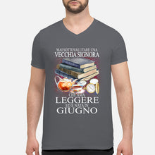 Load image into Gallery viewer, Mai Sottovalutare Una Vecchia Signore Che Ama Leggere Ed E Nata In Giugno Trending Guys V-Neck