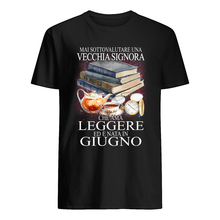 Load image into Gallery viewer, Mai Sottovalutare Una Vecchia Signore Che Ama Leggere Ed E Nata In Giugno Trending Guys Tee