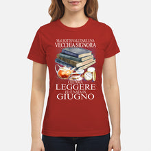 Load image into Gallery viewer, Mai Sottovalutare Una Vecchia Signore Che Ama Leggere Ed E Nata In Giugno Trending Ladies Tee