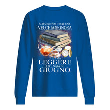 Load image into Gallery viewer, Mai Sottovalutare Una Vecchia Signore Che Ama Leggere Ed E Nata In Giugno Trending Sweatshirt