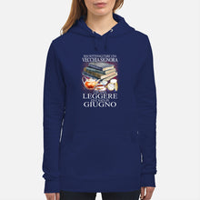 Load image into Gallery viewer, Mai Sottovalutare Una Vecchia Signore Che Ama Leggere Ed E Nata In Giugno Trending Hoodie