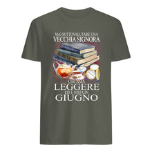 Load image into Gallery viewer, Mai Sottovalutare Una Vecchia Signore Che Ama Leggere Ed E Nata In Giugno Trending Guys Tee