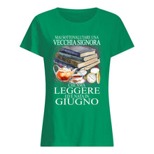 Load image into Gallery viewer, Mai Sottovalutare Una Vecchia Signore Che Ama Leggere Ed E Nata In Giugno Trending Ladies Tee