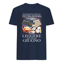 Load image into Gallery viewer, Mai Sottovalutare Una Vecchia Signore Che Ama Leggere Ed E Nata In Giugno Trending Guys Tee