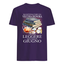 Load image into Gallery viewer, Mai Sottovalutare Una Vecchia Signore Che Ama Leggere Ed E Nata In Giugno Trending Guys Tee