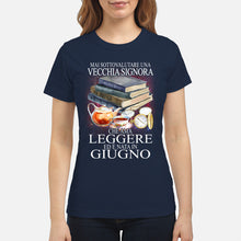 Load image into Gallery viewer, Mai Sottovalutare Una Vecchia Signore Che Ama Leggere Ed E Nata In Giugno Trending Ladies Tee
