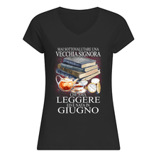 Load image into Gallery viewer, Mai Sottovalutare Una Vecchia Signore Che Ama Leggere Ed E Nata In Giugno Trending Ladies V-Neck
