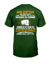 Load image into Gallery viewer, Min Dotter Ar Min Baby Dad Ihoroom Och Alltid Skadar Du Hennie Custom Guys Tee
