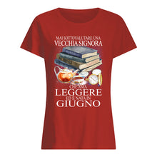 Load image into Gallery viewer, Mai Sottovalutare Una Vecchia Signore Che Ama Leggere Ed E Nata In Giugno Trending Ladies Tee
