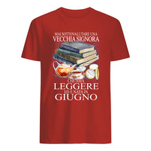 Load image into Gallery viewer, Mai Sottovalutare Una Vecchia Signore Che Ama Leggere Ed E Nata In Giugno Trending Guys Tee
