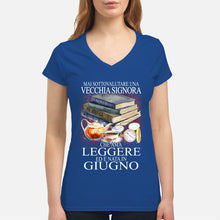 Load image into Gallery viewer, Mai Sottovalutare Una Vecchia Signore Che Ama Leggere Ed E Nata In Giugno Trending Ladies V-Neck
