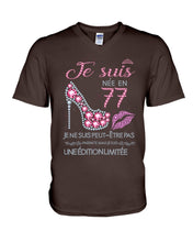 Load image into Gallery viewer, Je Suis Nee En 77 Je Ne Suis Peut-Être Pas Birthday Gift For Grandma Guys V-Neck
