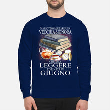 Load image into Gallery viewer, Mai Sottovalutare Una Vecchia Signore Che Ama Leggere Ed E Nata In Giugno Trending Sweatshirt
