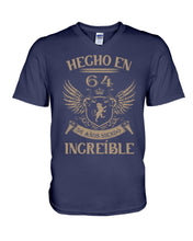 Load image into Gallery viewer, Hecho En 64 56      Anos Siendo Increible Special Custom Design Guys V-Neck
