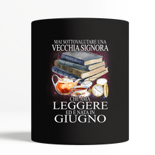 Load image into Gallery viewer, Mai Sottovalutare Una Vecchia Signore Che Ama Leggere Ed E Nata In Giugno Trending Black Mug
