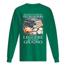 Load image into Gallery viewer, Mai Sottovalutare Una Vecchia Signore Che Ama Leggere Ed E Nata In Giugno Trending Unisex Long Sleeve

