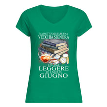 Load image into Gallery viewer, Mai Sottovalutare Una Vecchia Signore Che Ama Leggere Ed E Nata In Giugno Trending Ladies V-Neck
