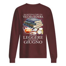 Load image into Gallery viewer, Mai Sottovalutare Una Vecchia Signore Che Ama Leggere Ed E Nata In Giugno Trending Sweatshirt
