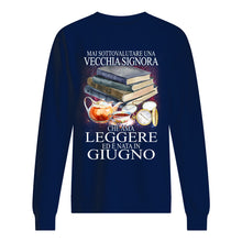 Load image into Gallery viewer, Mai Sottovalutare Una Vecchia Signore Che Ama Leggere Ed E Nata In Giugno Trending Sweatshirt
