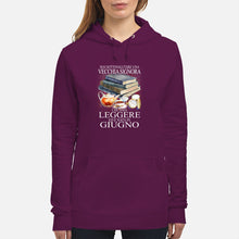 Load image into Gallery viewer, Mai Sottovalutare Una Vecchia Signore Che Ama Leggere Ed E Nata In Giugno Trending Hoodie
