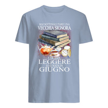 Load image into Gallery viewer, Mai Sottovalutare Una Vecchia Signore Che Ama Leggere Ed E Nata In Giugno Trending Guys Tee
