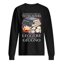 Load image into Gallery viewer, Mai Sottovalutare Una Vecchia Signore Che Ama Leggere Ed E Nata In Giugno Trending Sweatshirt
