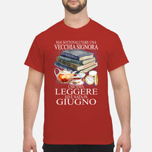 Load image into Gallery viewer, Mai Sottovalutare Una Vecchia Signore Che Ama Leggere Ed E Nata In Giugno Trending Guys Tee
