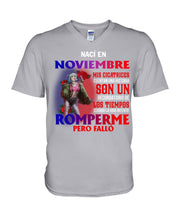 Load image into Gallery viewer, Naci En Noviembre Mis Cicatrices Cuentan Una Historia Son Un Custom Design Guys V-Neck

