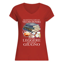 Load image into Gallery viewer, Mai Sottovalutare Una Vecchia Signore Che Ama Leggere Ed E Nata In Giugno Trending Ladies V-Neck
