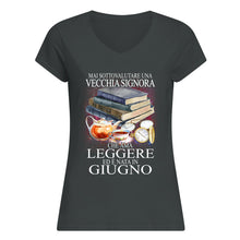 Load image into Gallery viewer, Mai Sottovalutare Una Vecchia Signore Che Ama Leggere Ed E Nata In Giugno Trending Ladies V-Neck

