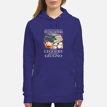 Load image into Gallery viewer, Mai Sottovalutare Una Vecchia Signore Che Ama Leggere Ed E Nata In Giugno Trending Hoodie
