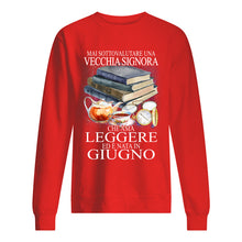 Load image into Gallery viewer, Mai Sottovalutare Una Vecchia Signore Che Ama Leggere Ed E Nata In Giugno Trending Sweatshirt
